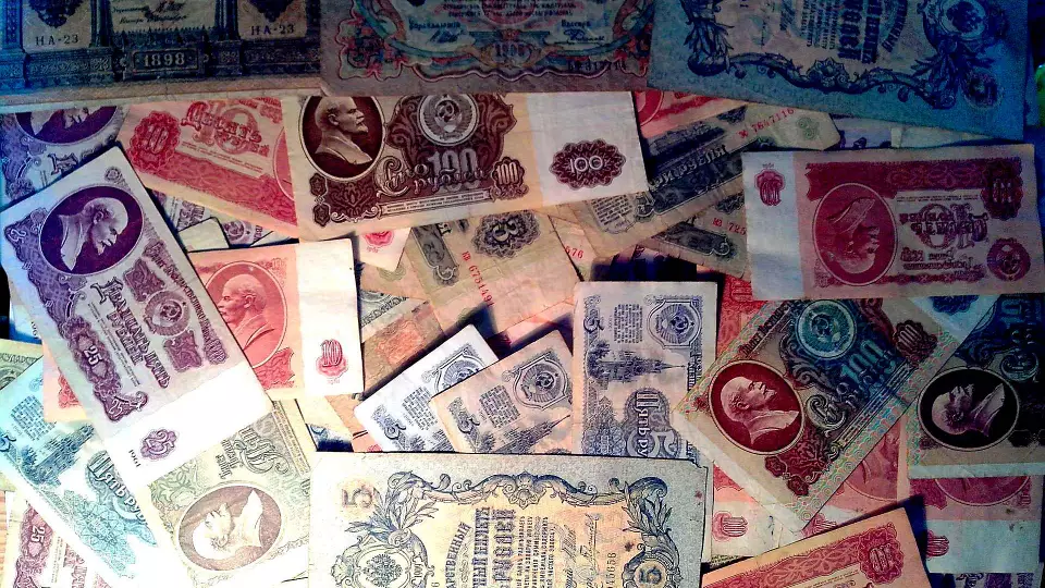 Россиянка обнаружила тонны старых советских денег рядом с заброшенной ракетной шахтой под Владимиром