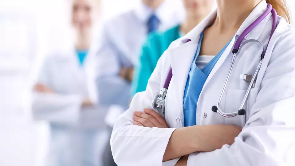 Врачи Верхней Пышмы спасли женщину после падения с 4 этажа