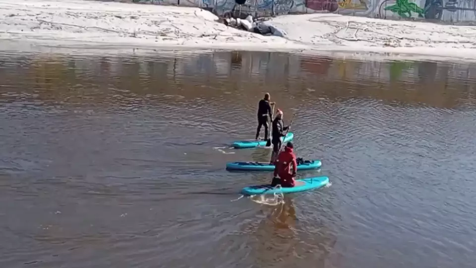 Сапсерферы из Омска открыли сезон среди льдин