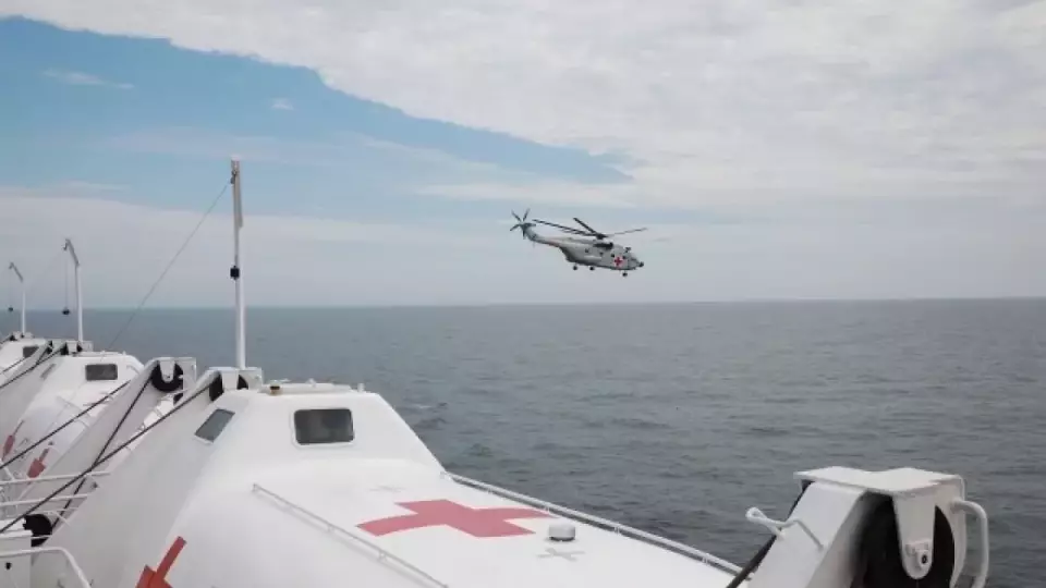 Три человека погибли при крушении вертолета у Цусимы