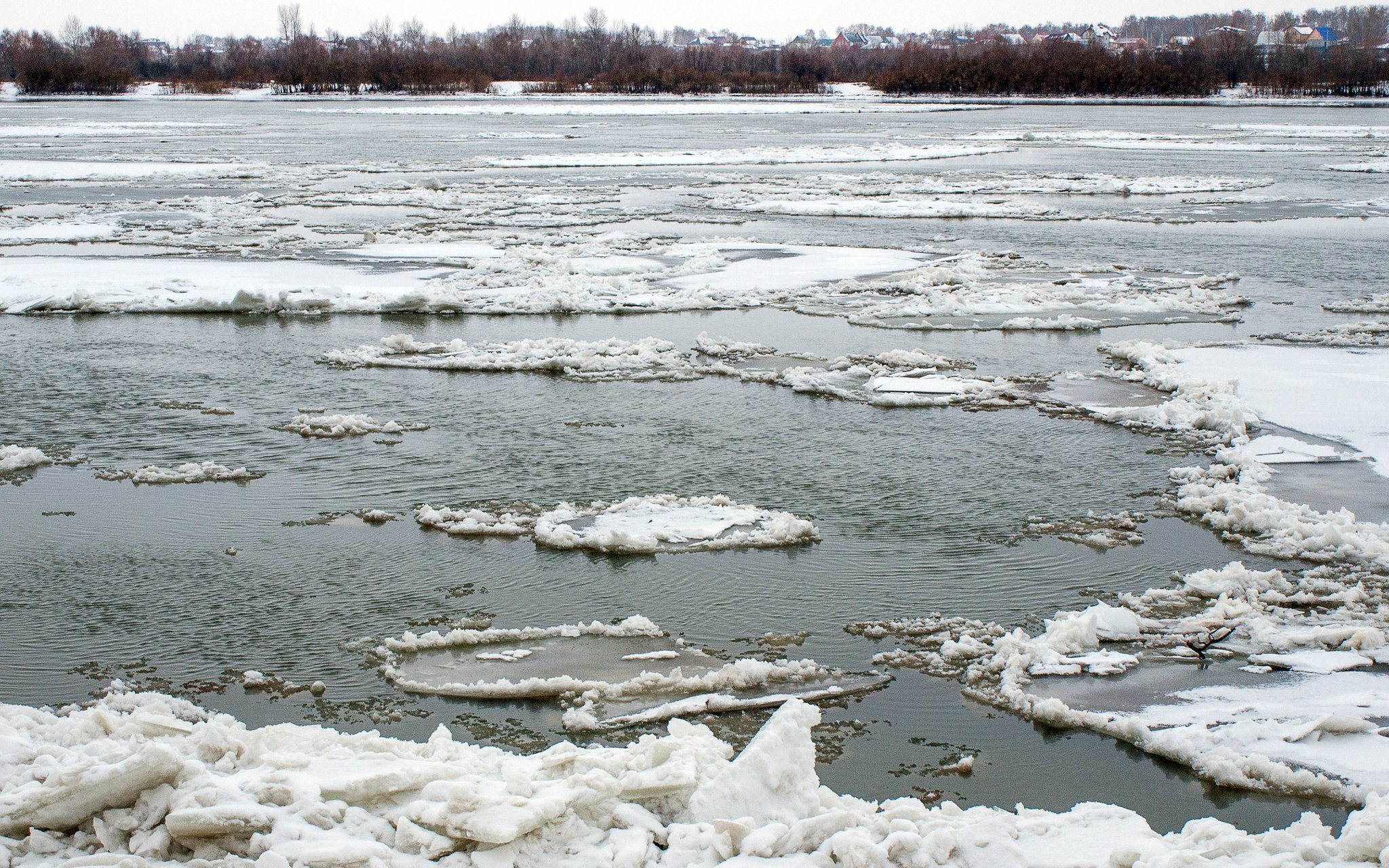 Ледоход на реках Западной Сибири начался раньше обычного