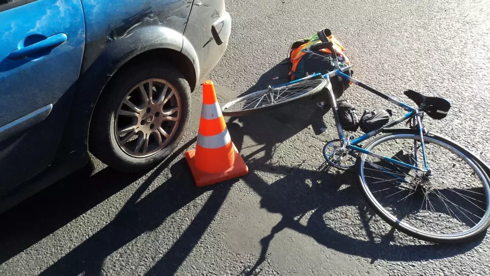 В Омске 11-летнего велосипедиста сбила машина
