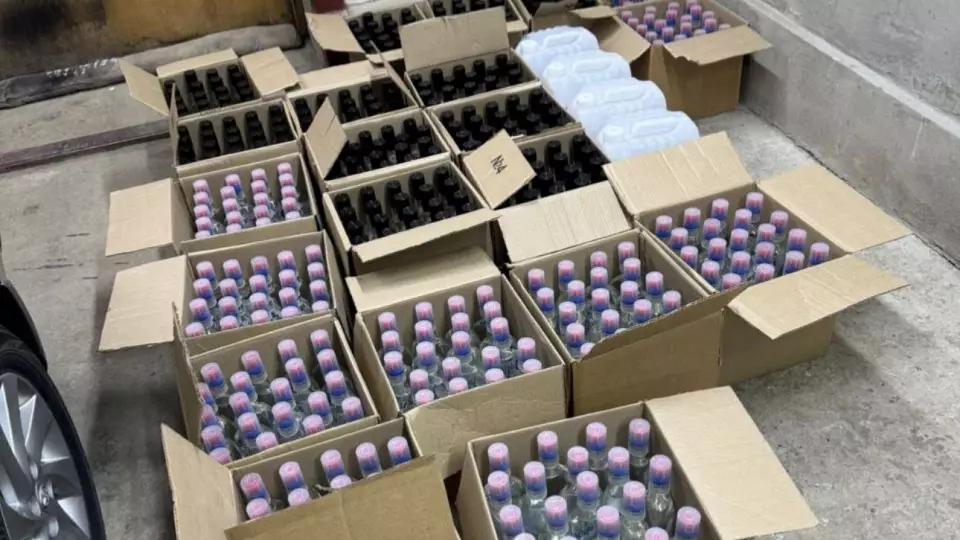 Омича задержали за продажу 50 тысяч бутылок фальсифицированного алкоголя
