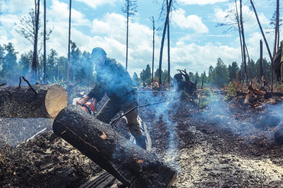 На борьбу с лесными пожарами в Свердловской области выделено 420 единиц техники