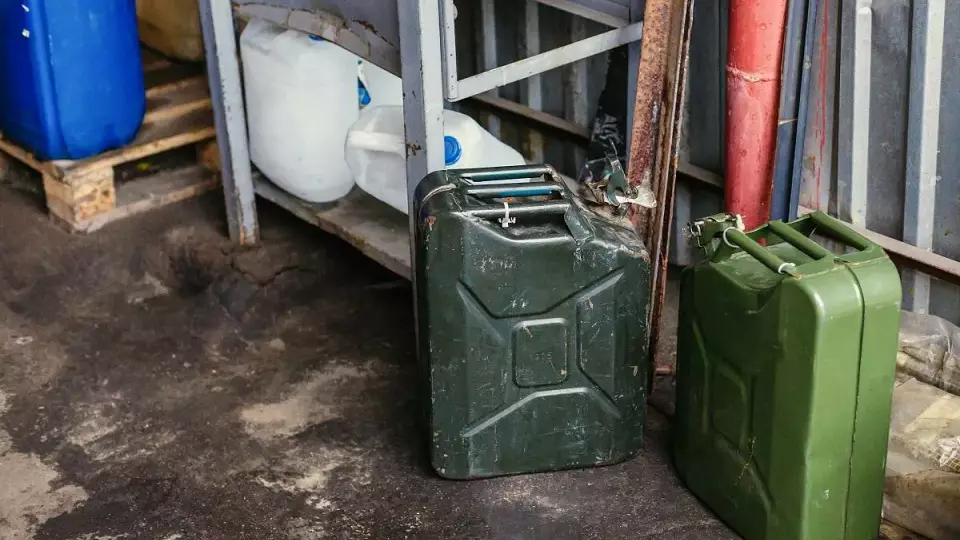 Россиянам запретили хранить бензин в гаражах