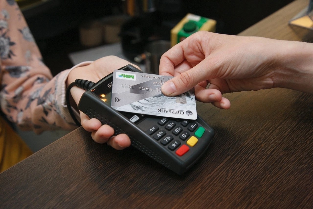 В Серове женщина 3 дня гуляла с друзьями на украденные деньги