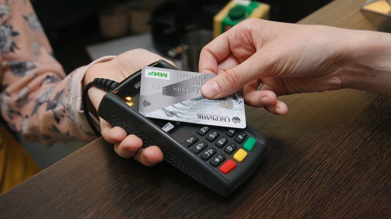 В Серове женщина 3 дня гуляла с друзьями на украденные деньги