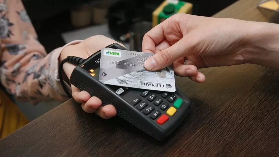 В Серове женщина 3 дня гуляла с друзьями на украденные деньги