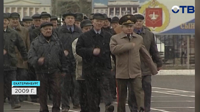 Ветераны ВОВ маршировали на плацу Суворовского военного училища