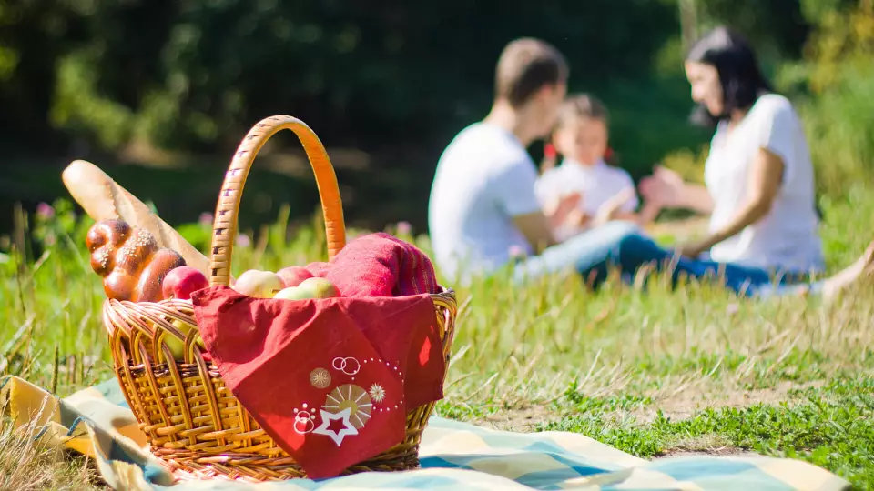 Эксперты поделились, как сэкономить в майские праздники