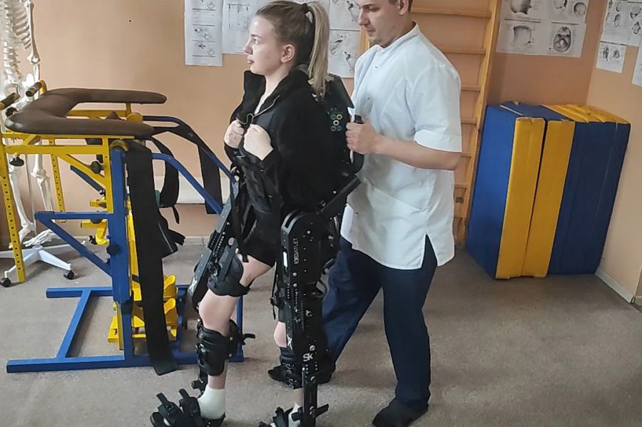 Свердловчанка с синдромом Гийена-Барре начала ходить благодаря экзоскелету