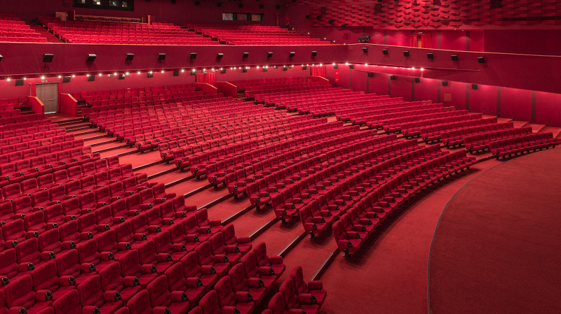 В Новокузнецке мужчина потерял 700 тысяч рублей, пытаясь купить билеты в кино