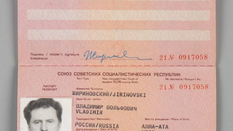 Загранпаспорт Жириновского ушел с молотка за 1,1 млн рублей