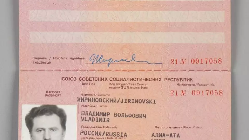 Загранпаспорт Жириновского ушел с молотка за 1,1 млн рублей