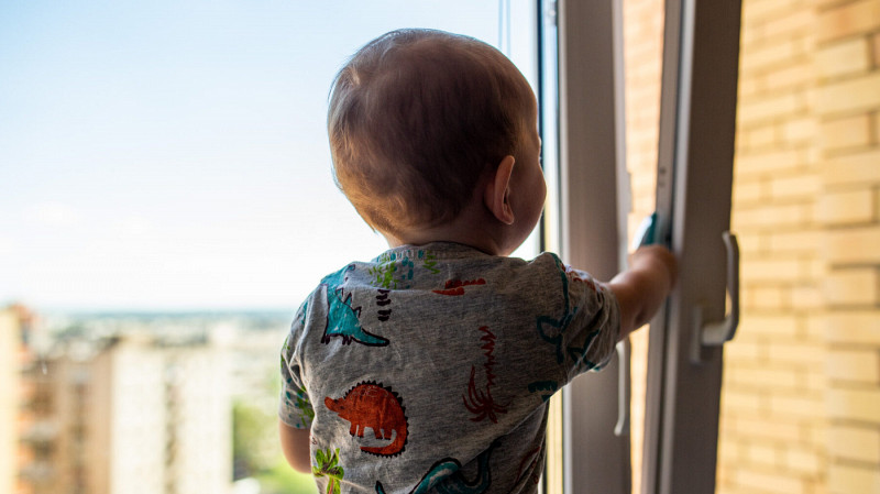 С начала 2025 года в Свердловской области из окон выпали 15 детей