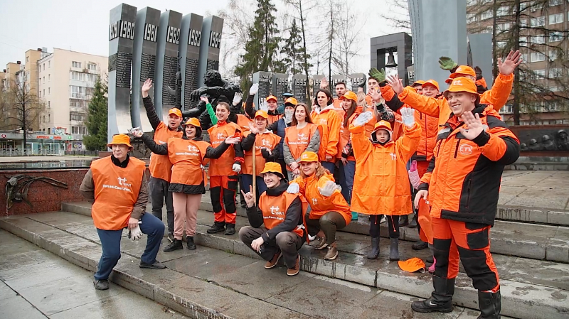 Энергетики провели субботник в местах боевой славы героев войн