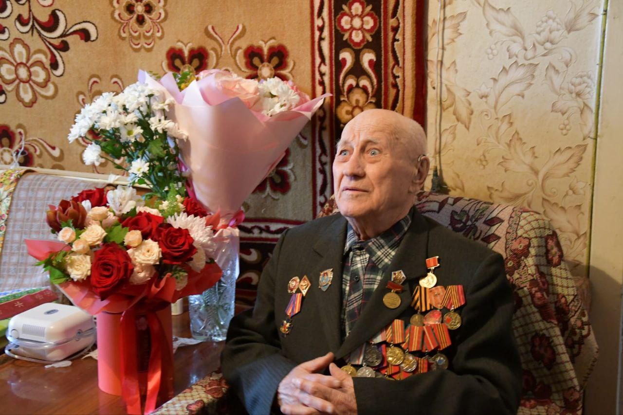 Руководство свердловской полиции и УрЮИ МВД поздравило ветерана ВОВ Владимира Перевалова