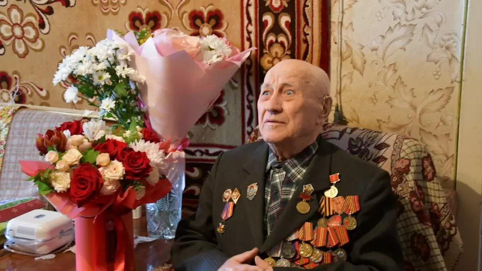 Руководство свердловской полиции и УрЮИ МВД поздравило ветерана ВОВ Владимира Перевалова