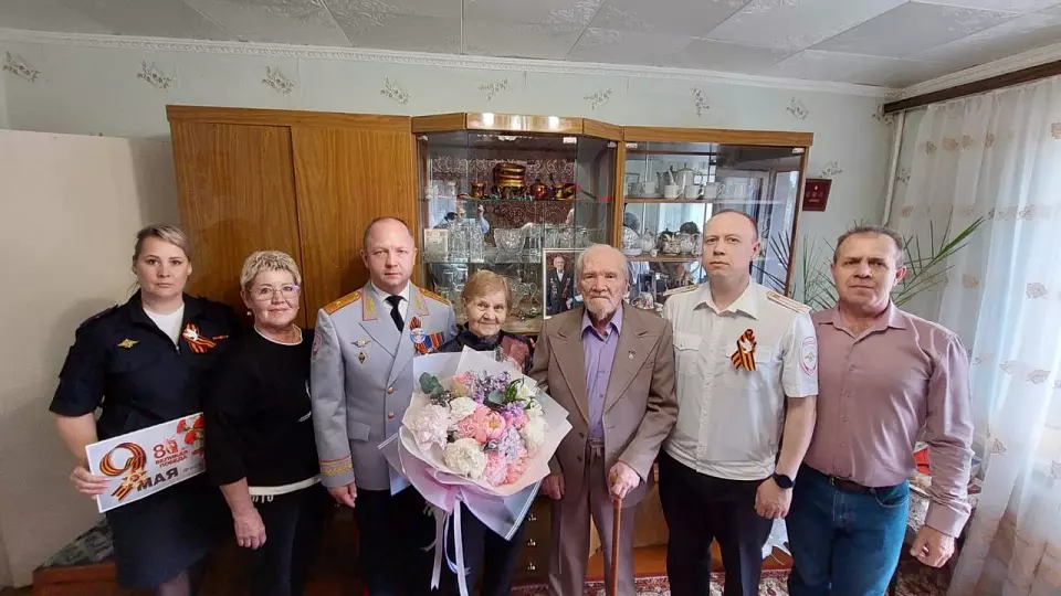 Свердловская полиция поздравила ветеранов с 80-летием Победы