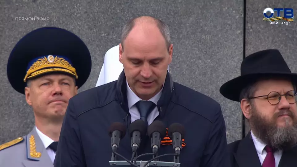 Глава Свердловской области обратился к землякам с трибуны военного парада