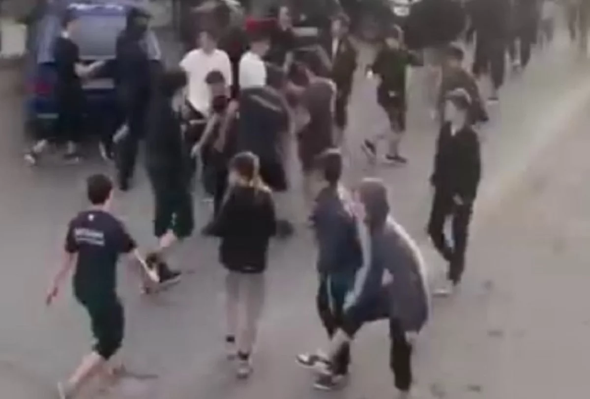 Драку в духе 90-х устроила молодежь в Махачкале