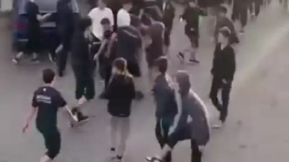 Драку в духе 90-х устроила молодежь в Махачкале