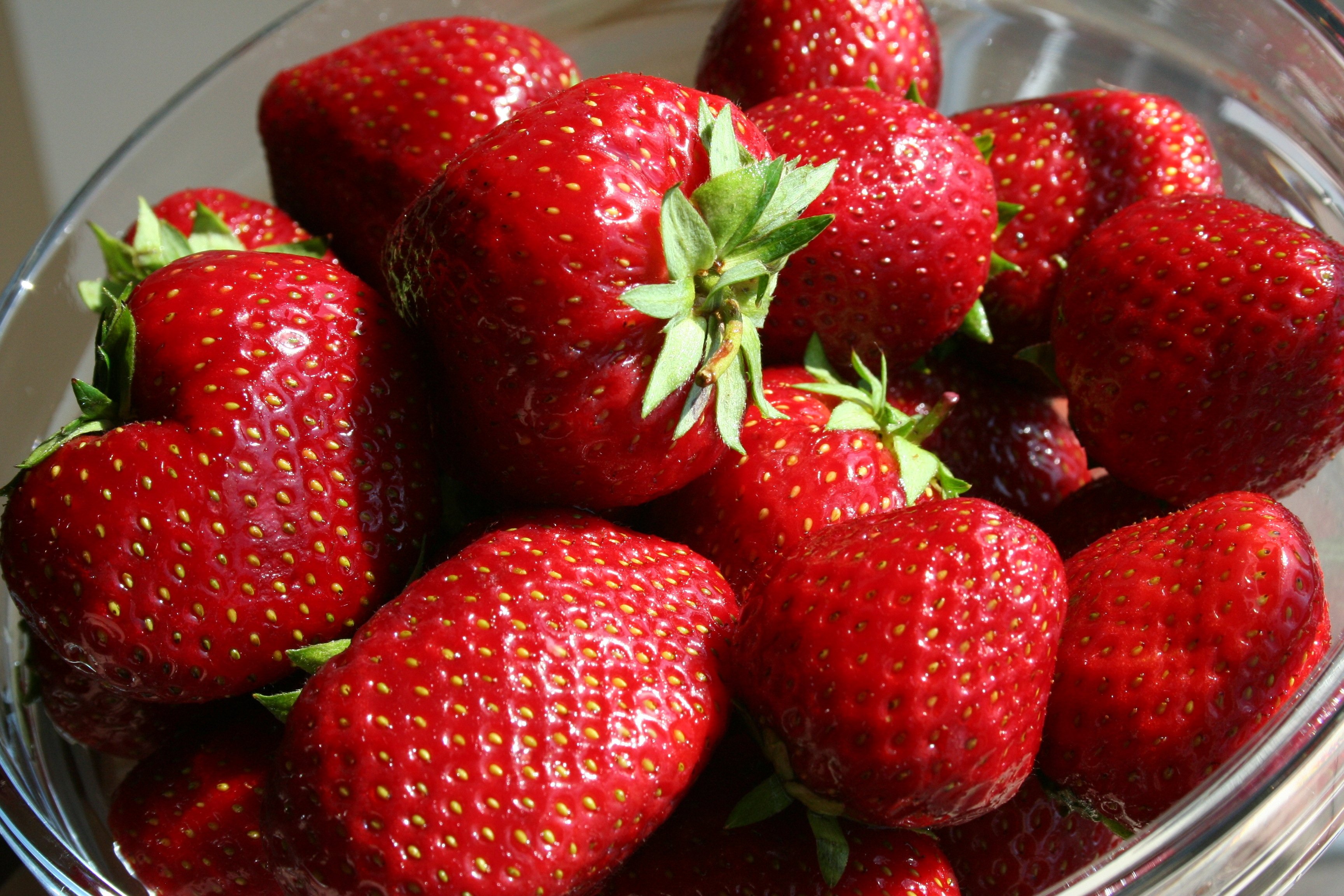 Глянцевая клубника может быть вредной для здоровья