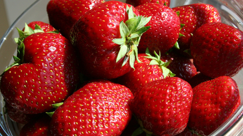 Глянцевая клубника может быть вредной для здоровья