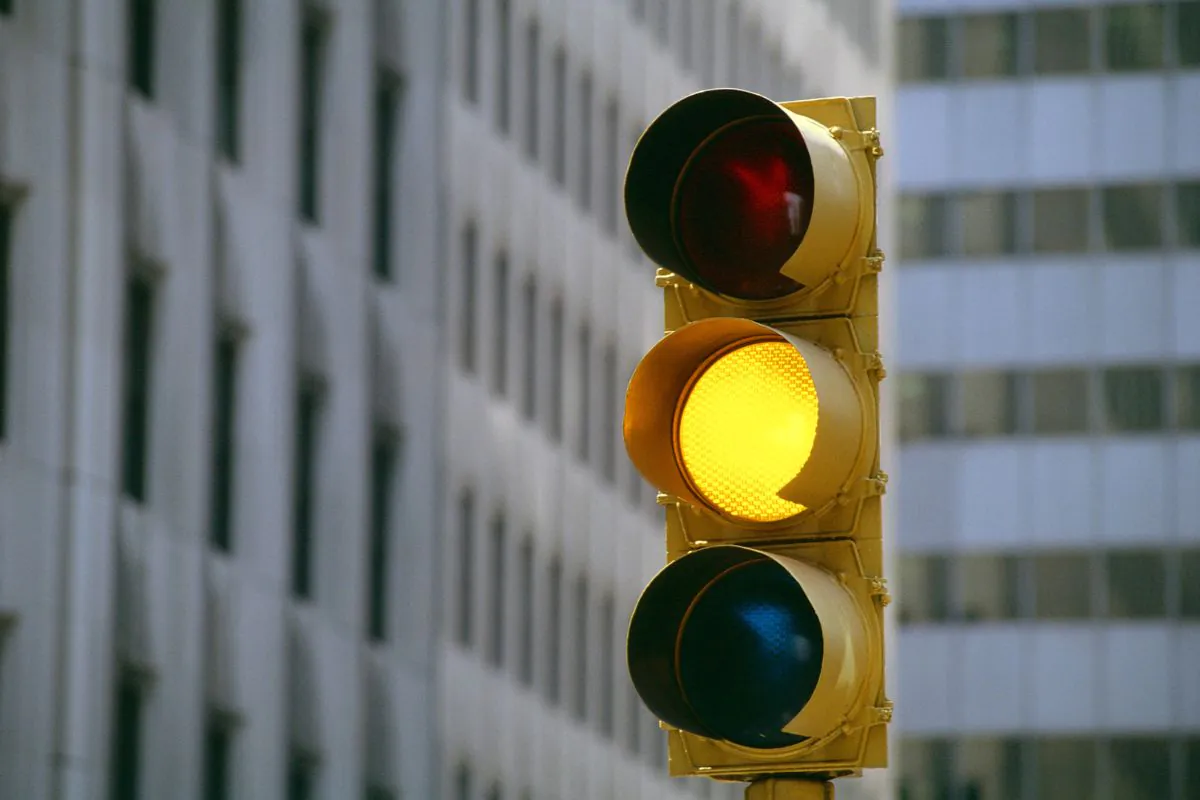 Проезд на желтый светофор для россиян теперь может стоить прав