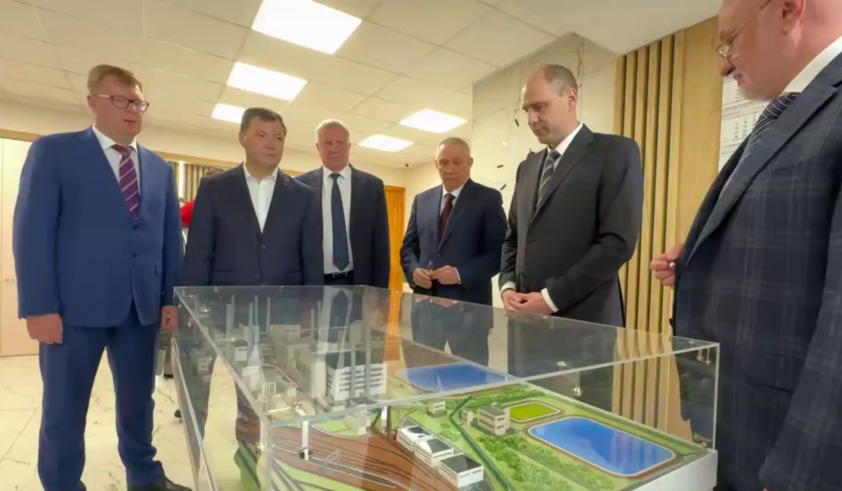 Денис Паслер оценил экопроекты завода «Хромпик» в Первоуральске