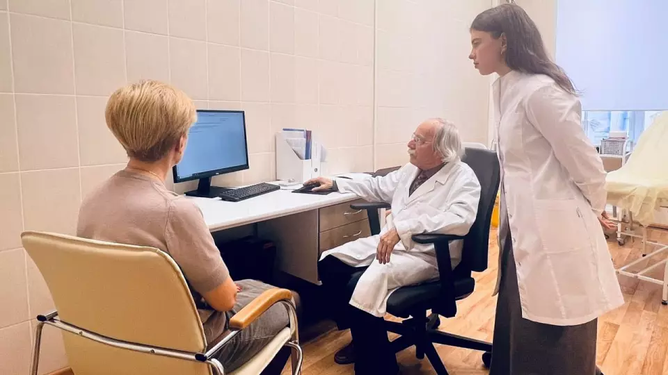 Свердловские врачи вылечили женщину от редкой болезни, разрушающей органы