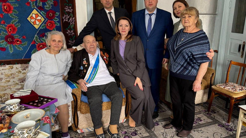 Денис Паслер вручил знак «Почетный гражданин Свердловской области» ветерану ВОВ