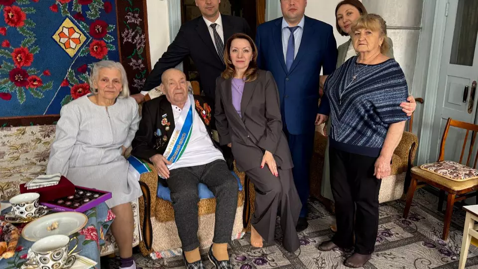 Денис Паслер вручил знак «Почетный гражданин Свердловской области» ветерану ВОВ