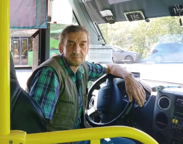 Водитель маршрутки в Тюмени бесплатно довёз школьниц в дождь