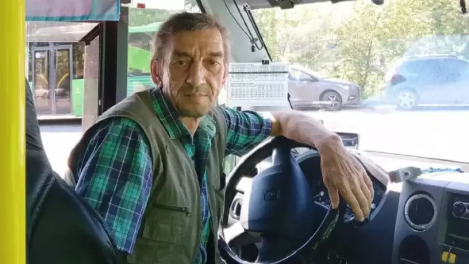 Водитель маршрутки в Тюмени бесплатно довёз школьниц в дождь