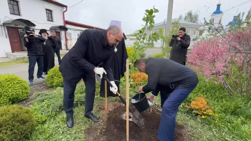 Глава региона посадил грушу в Свято-Покровском монастыре