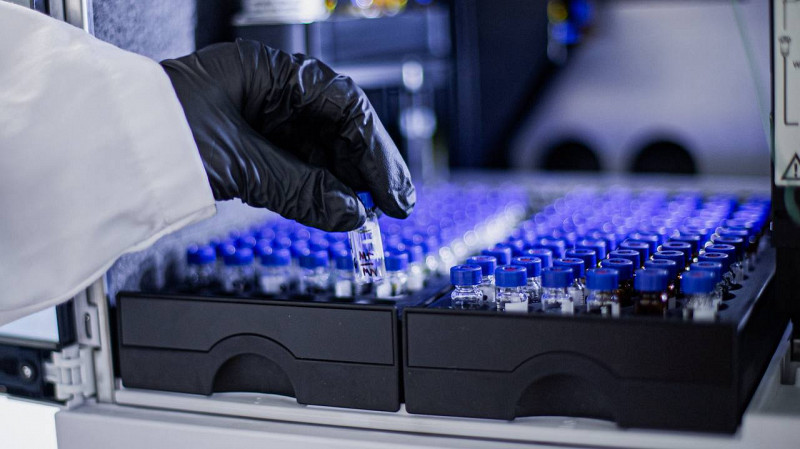 Денис Паслер поздравил химиков Свердловской области с Днем химика