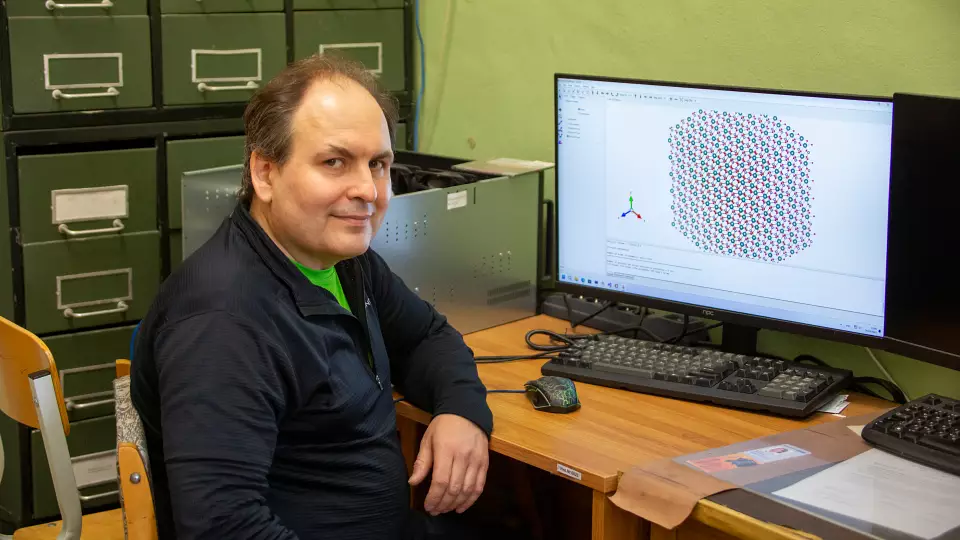 Ученые УрФУ создали обеззараживающий люминофор длительного свечения