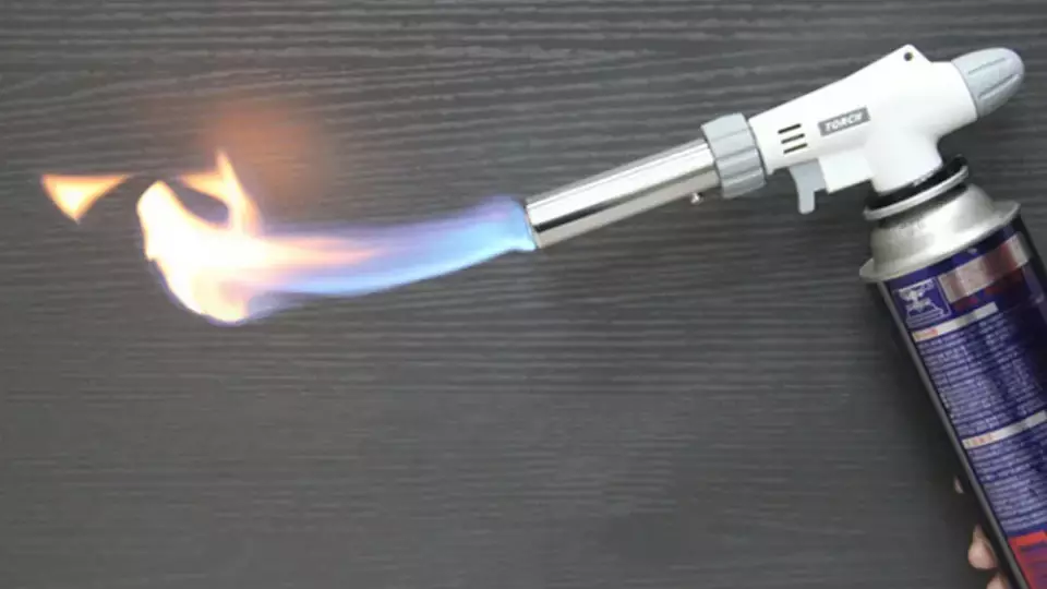 В Краснотурьинске мужчина чуть не погиб, пытаясь обжечь провода газовой горелкой