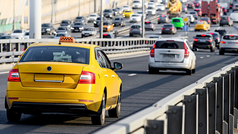 Цены на такси в Свердловской области взлетели из-за нового закона