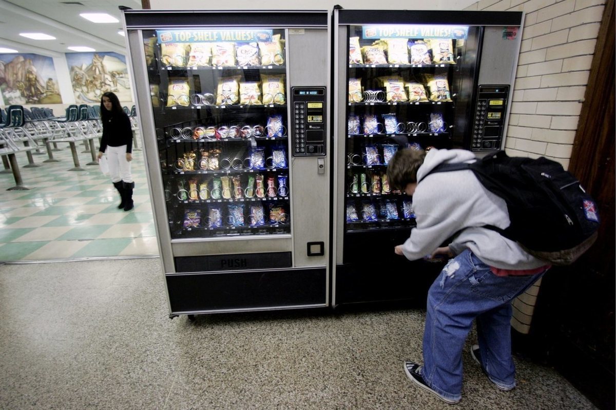В школах России появятся автоматы с полезной едой