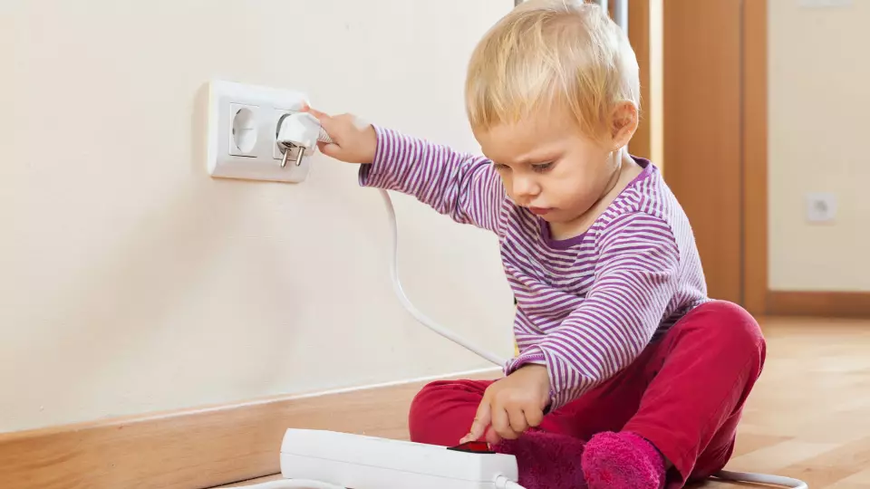 Как защитить детей от бытовых травм: советы врача