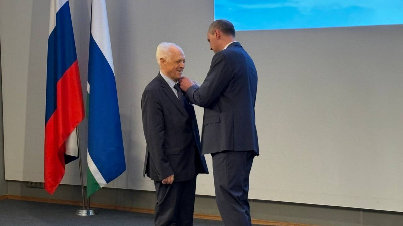 Денис Паслер вручил награды уральцам в честь Дня России