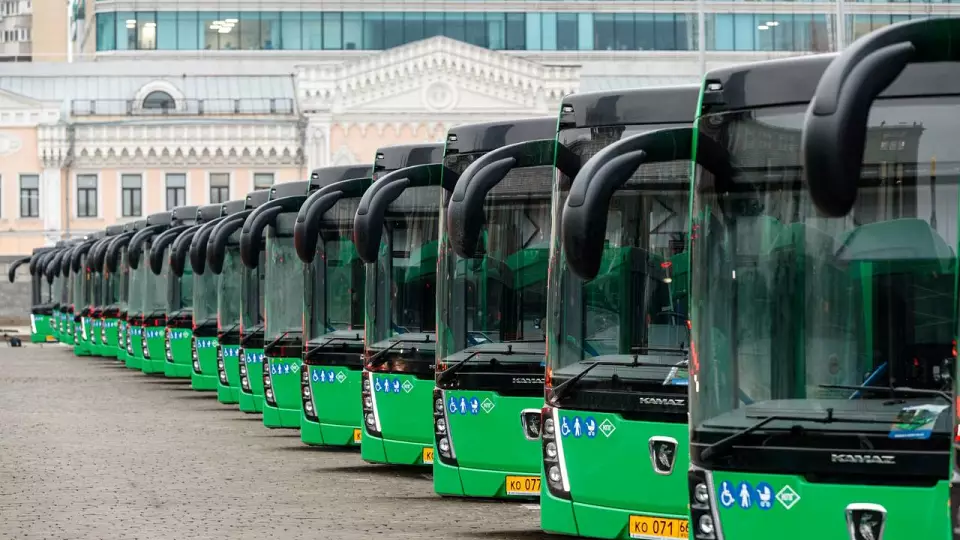 В Екатеринбург приехали новые автобусы-гармошки