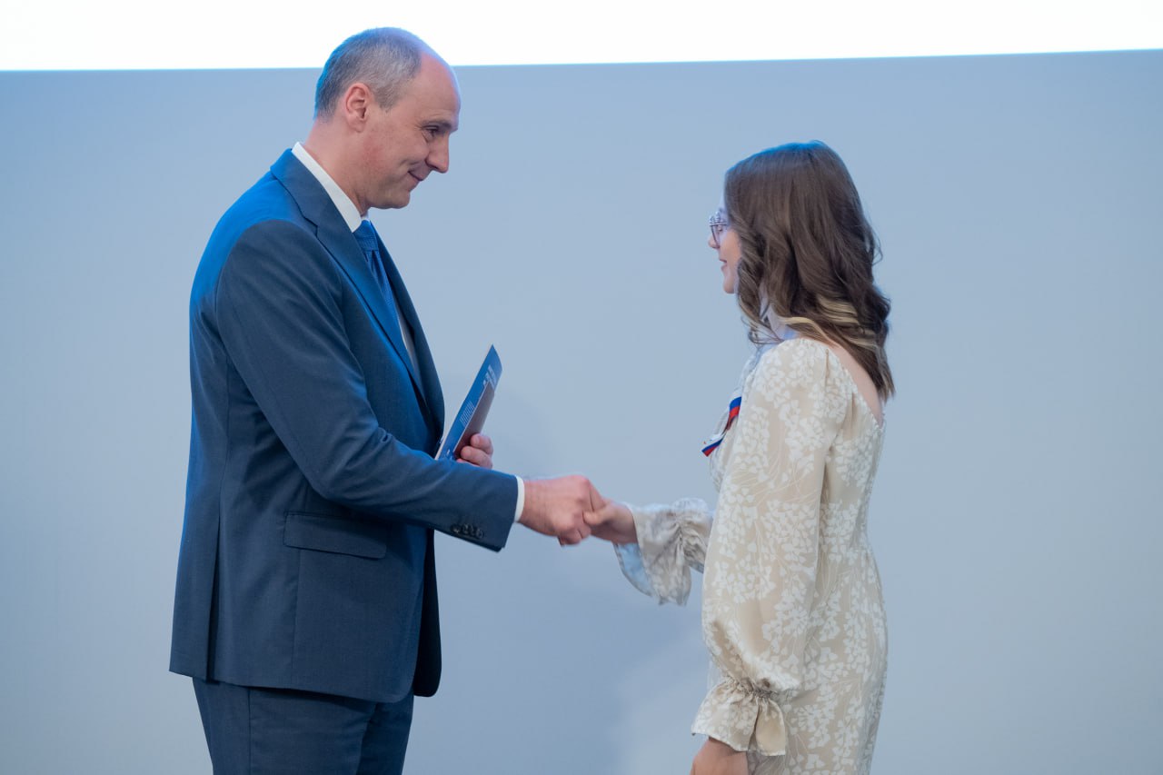 Юные талантливые уральцы получили первые паспорта накануне Дня России