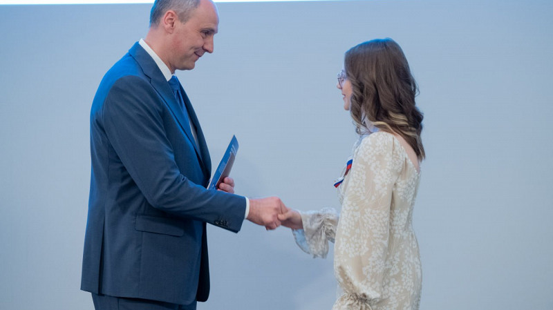 Юные талантливые уральцы получили первые паспорта накануне Дня России