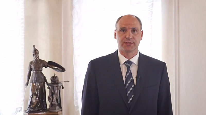 Денис Паслер поздравил уральцев с Днем России