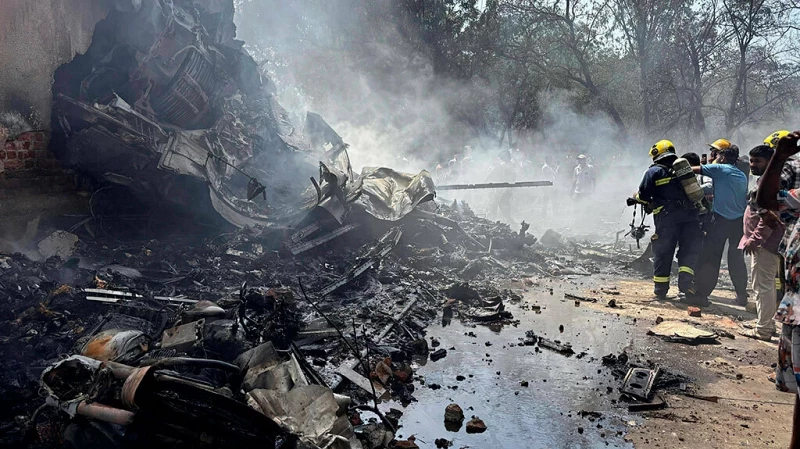 Самолет Boeing 787 компании Air India разбился в Индии