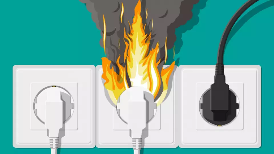 В МЧС рассказали, как тушить воспламенившиеся электроприборы