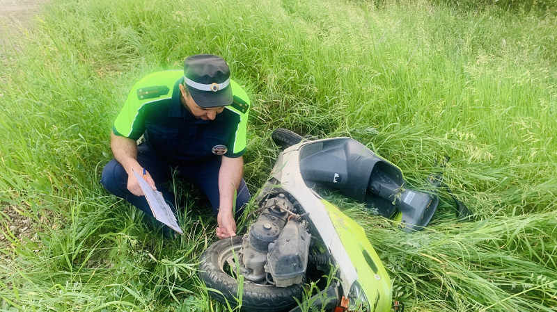 Под Екатеринбургом две девушки на мопеде столкнулись с Chevrolet